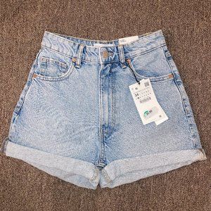 NWT Zara Hi-Rise Bermuda Mom Fit light wash roll hem shorts, size EUR 34, US 2
